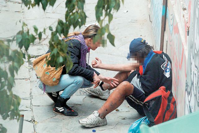 Πεθαίνοντας στους δρόμους της Αθήνας – Χαμένη μάχη το πρόβλημα των ναρκωτικών
