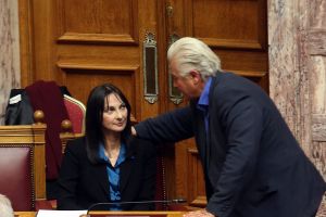 Δεκανίκι στην κυβέρνηση από τους έξι – «Ναι» σε κάθε νομοσχέδιο