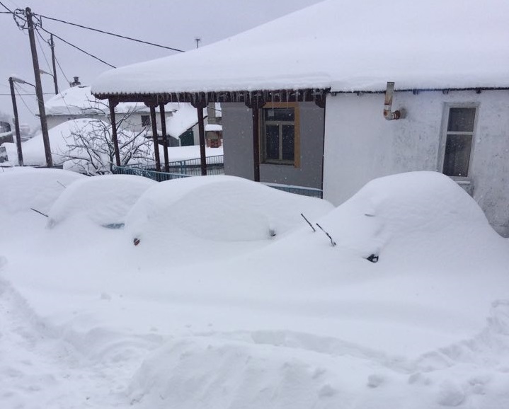 Στα λευκά το Πήλιο – Το χιόνι «εξαφάνισε» τα αυτοκίνητα