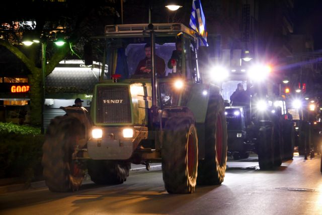 Παραμένουν οι αγρότες στα μπλόκα