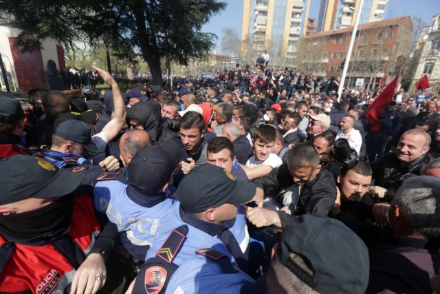 Τίρανα: Νέες αναταραχές - Διαδηλωτές επιχείρησαν να εισβάλουν στη Βουλή | tanea.gr Τίρανα: Νέες αναταραχές - Διαδηλωτές επιχείρησαν να εισβάλουν στη Βουλή | tanea.gr