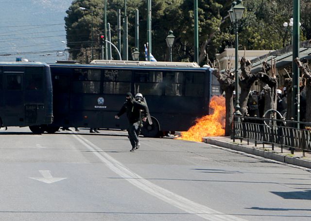 Μολότοφ στο Πολυτεχνείο μετά το μαθητικό συλλαλητήριο