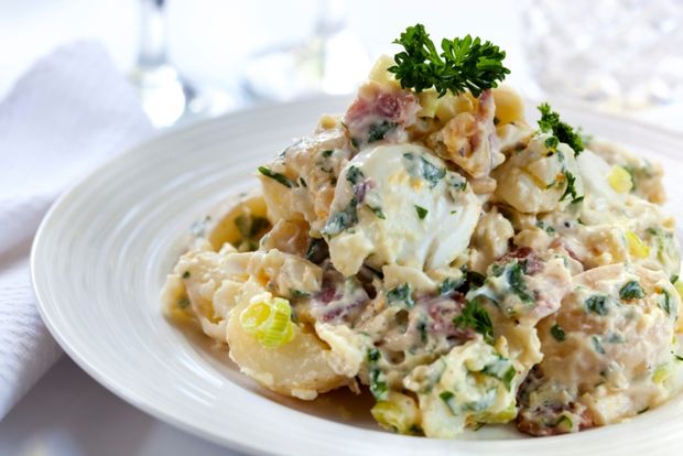 Πολύχρωμη και χορταστική πατατοσαλάτα