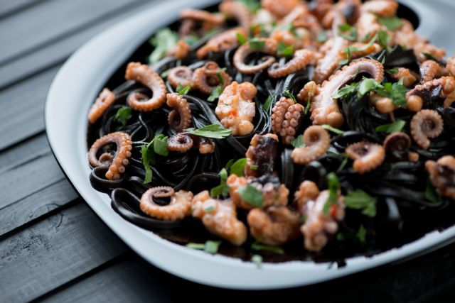 Μαύρες ταλιατέλες με θαλασσινά