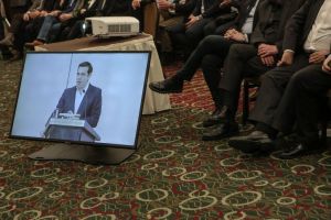 Ο Τσίπρας έμεινε μόνος με τον Μπούλμαν και τα κεντροαριστερά «ορφανά»