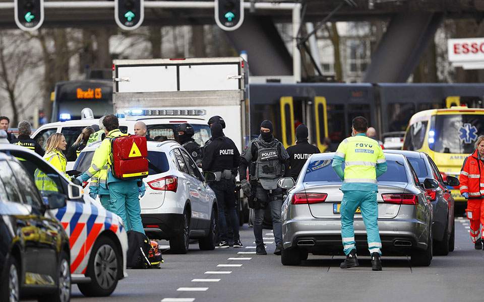 Ολλανδία: Αιματηρή επίθεση ενόπλου στο τραμ της Ουτρέχτης – Αναφορές για νεκρό