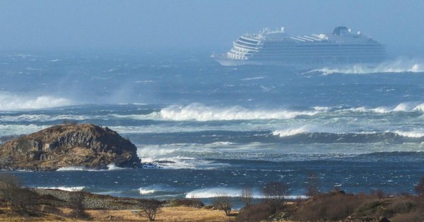 Θρίλερ στη Νορβηγία: Μεγάλη επιχείρηση εκκένωσης του κρουαζιερόπλοιου