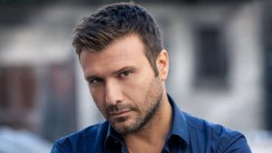 Γιάννης Πλούταρχος: Ρόλος – έκπληξη στο νέο του βίντεο κλιπ