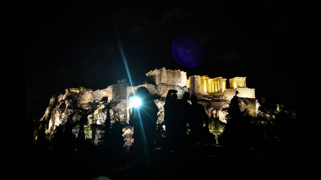Ώρα της Γης: Η Αθήνα έσβησε τα φώτα – Στο σκοτάδι ο πλανήτης