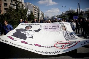 Ο «Μαυρογιαλούρος» Τσίπρας και ο «Γκρούεζας» Πολάκης στα πανό της ΠΟΕΔΗΝ