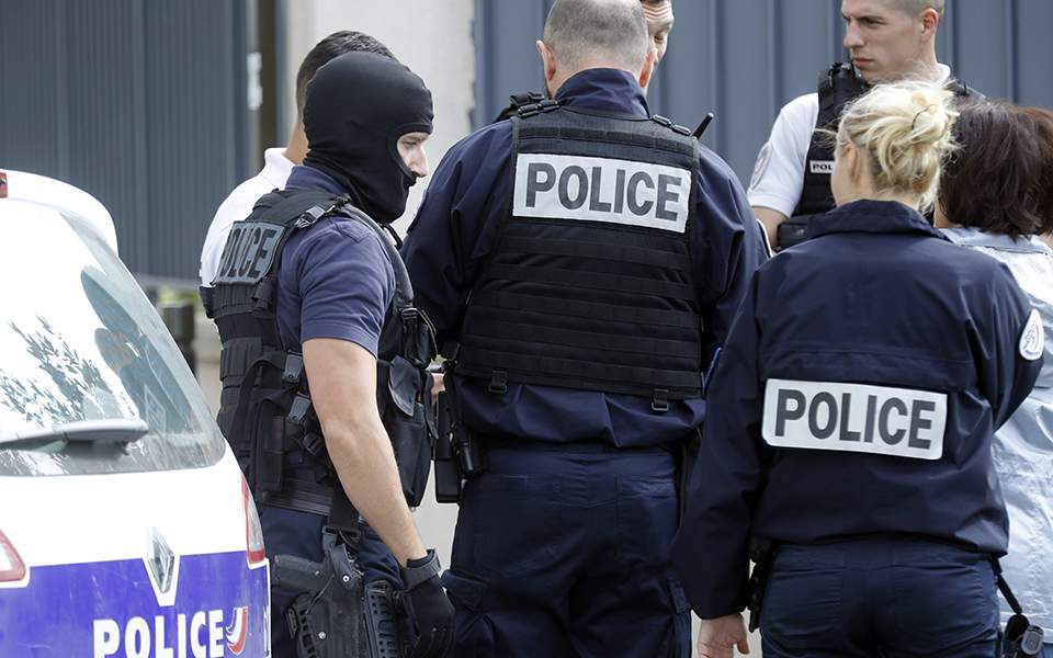 Γαλλία: Χειροπέδες σε φερόμενο ισλαμιστή που μαχαίρωσε δεσμοφύλακες