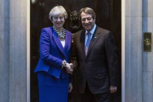 Μέι για Κύπρο: Η Βρετανία θέλει να αποσυρθεί από εγγυήτρια δύναμη