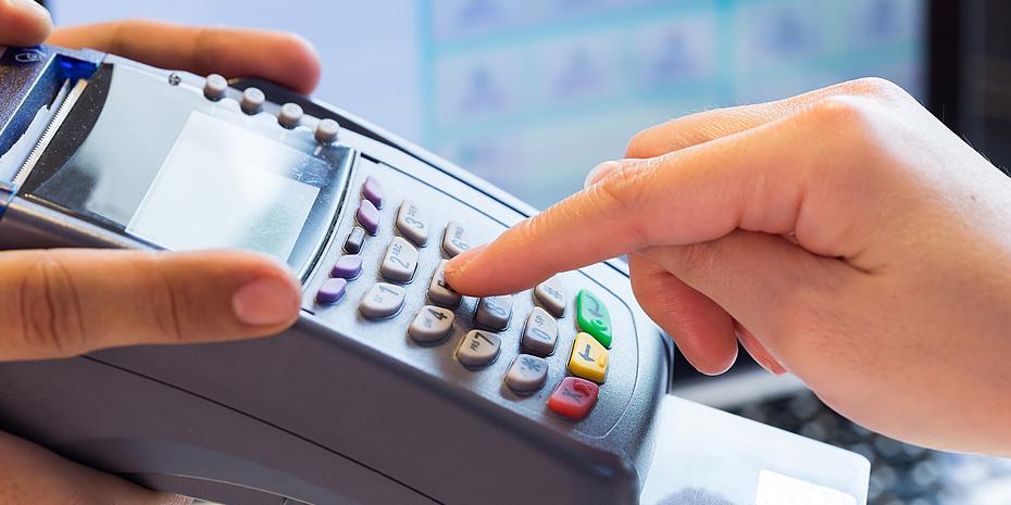 Ενα στα τέσσερα νέα POS τα… έβγαλαν από την πρίζα