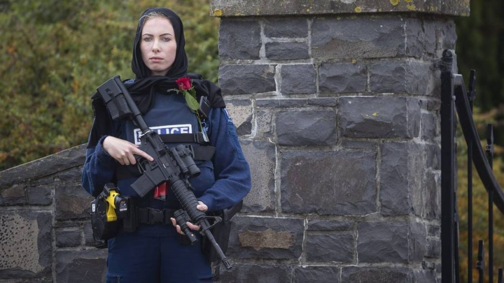 Νέα Ζηλανδία: Η φωτογραφία της αστυνομικού που φόρεσε μαντίλα στις κηδείες των θυμάτων