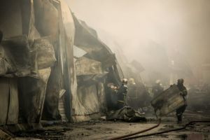 Εικόνες από την πυρκαγιά σε αποθήκη στα Γλυκά Νερά