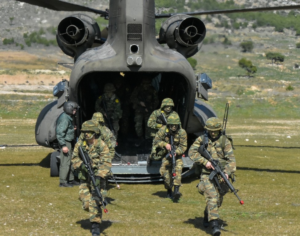 Οι Ευέλπιδες εν δράσει – Εντυπωσιακές φωτογραφίες από τις ασκήσεις χειμερινής εκπαίδευσης