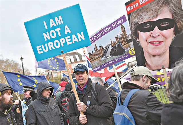 Δυσαρέσκεια, μεταμέλειες και παιχνίδια εντυπώσεων