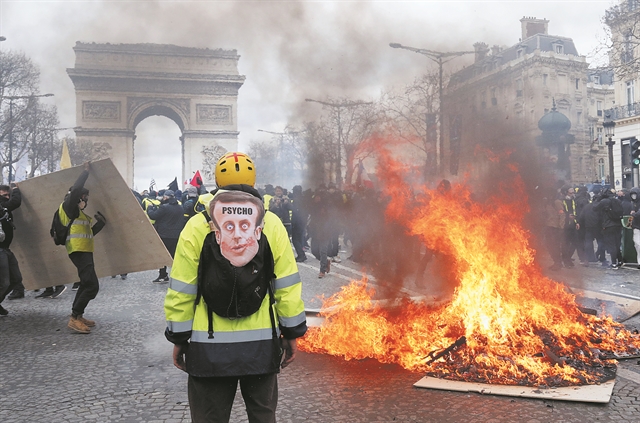 Τα Κίτρινα Γιλέκα που έγιναν… Μαύρα