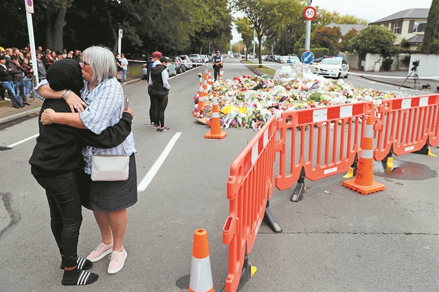 Οι τρομοκράτες θέλουν δημοσιότητα. Εμείς τι κάνουμε;