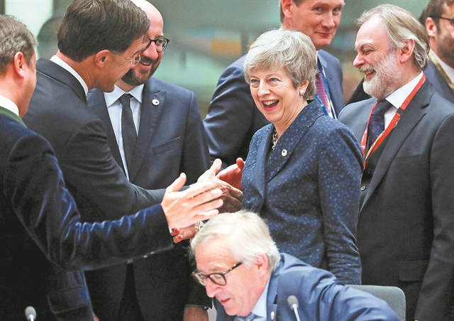 Διπλή παράταση και τελεσίγραφο στη Μέι