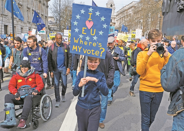 H κλεψύδρα αδειάζει στα χέρια της Μέι