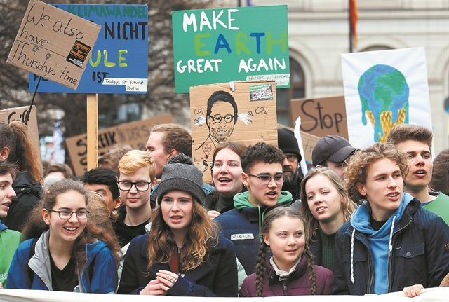 Από τo πεζοδρόμιο στο κοινοβούλιο