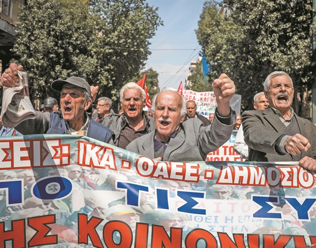 Κόβουν από χιλιάδες συνταξιούχους τη «13η σύνταξη»