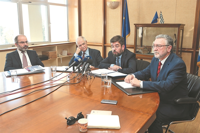 Κάνουν πίσω μετά τις αντιδράσεις