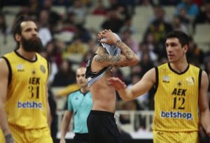 Πρόκριση με ήττα για την ΑΕΚ