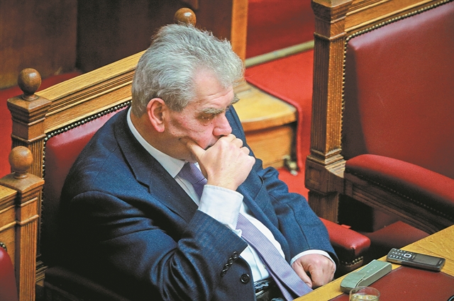 Eδειξε κύκλωμα πίσω από το έγγραφο – φωτιά