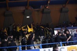 Ξύλο και διακοπή στο Περιστέρι – Αρης!