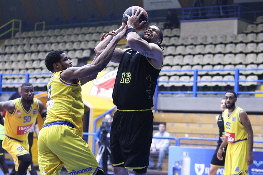 Το Περιστέρι νίκησε τον Άρη με… παρατράγουδα