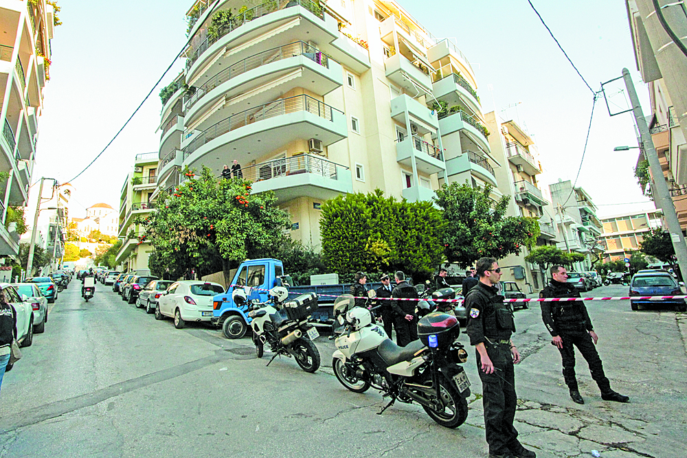 Μητέρα πήδηξε στο κενό μαζί με την κορούλα της