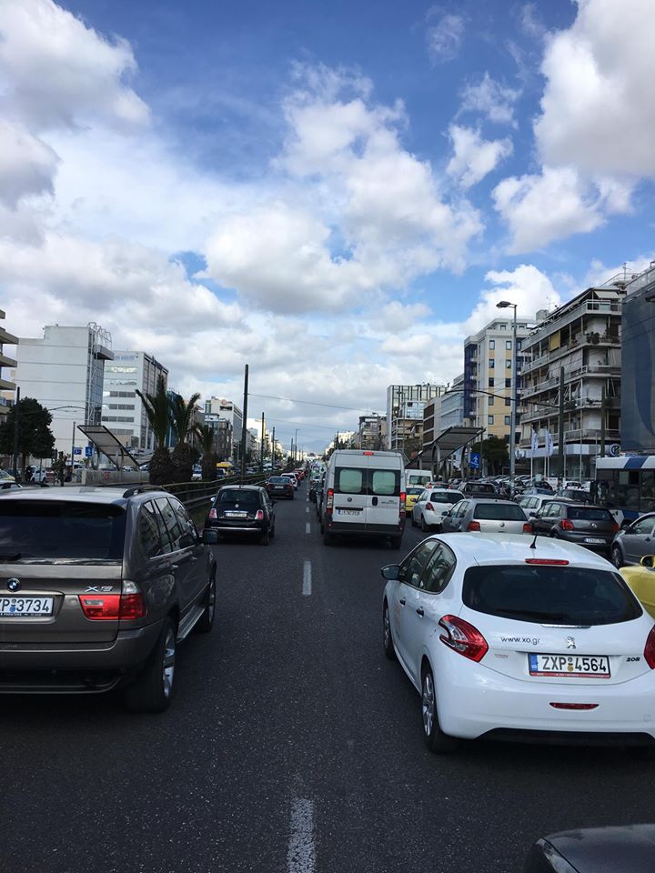 Προσοχή: Πινακίδα είναι έτοιμη να πέσει από τον αέρα – Κυκλοφοριακό χάος στη Λ. Συγγρού (εικόνες)