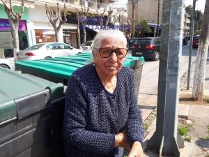 «Δεν θα ξαναβγώ να πουλήσω τα παντοφλάκια» λέει τρομοκρατημένη η 90χρονη