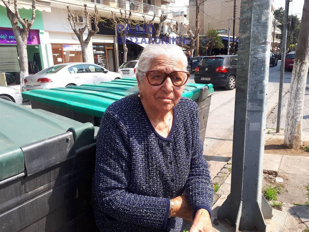 «Δεν θα ξαναβγώ να πουλήσω τα παντοφλάκια» λέει τρομοκρατημένη η 90χρονη | tanea.gr