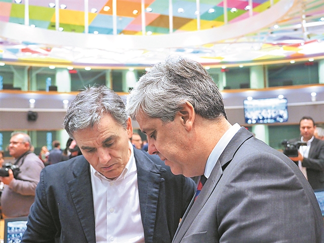 Φουσκώνουν το πλεόνασμα για να τάξουν παροχές €1,1 δισ.