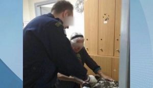 Σάλος με τη σύλληψη 90χρονης στη Θεσσαλονίκη που πουλούσε παντόφλες χωρίς άδεια