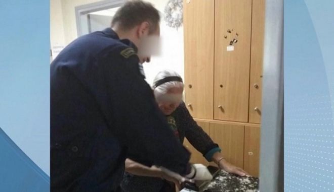 Σάλος με τη σύλληψη 90χρονης στη Θεσσαλονίκη που πουλούσε παντόφλες χωρίς άδεια