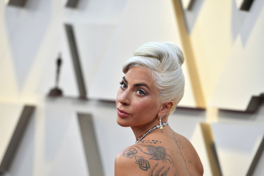 Η Lady Gaga απαντά μέσω Twitter στα περί «εγκυμοσύνης»