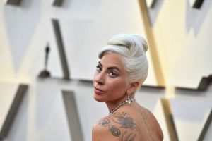 Η Lady Gaga απαντά μέσω Twitter στα περί «εγκυμοσύνης»