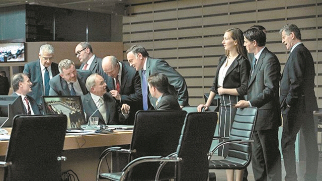 Οι «Ενήλικοι στο δωμάτιο» του Κώστα Γαβρά στο Φεστιβάλ Βενετίας