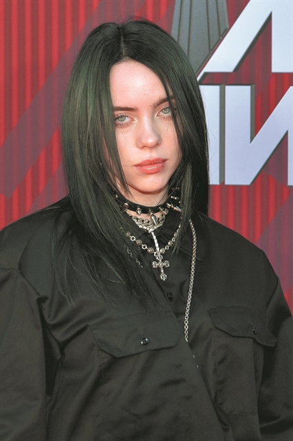 Ενα ποπ είδωλο τραγουδάει 007