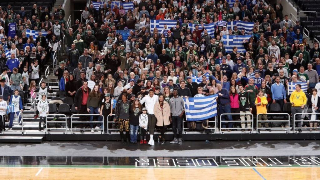 Γιάννη, δες τι κατάφερες: Ευχές των Μπακς στην Ελλάδα (pic)