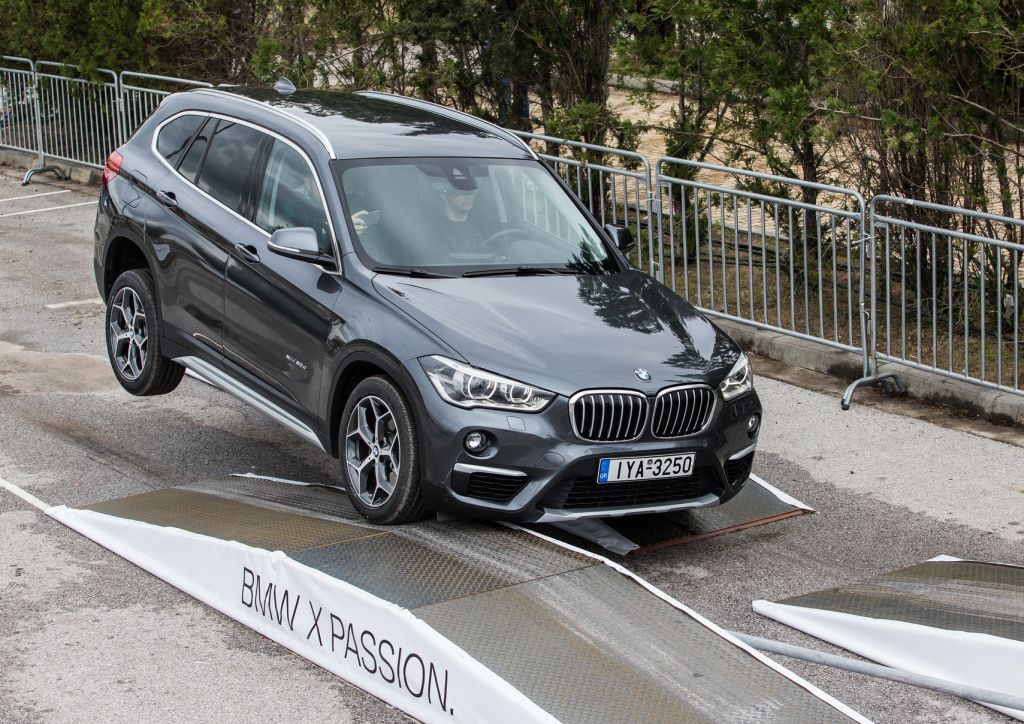 H BMW, τα SUV μοντέλα της και τα ακροβατικά μέσα στην Αθήνα