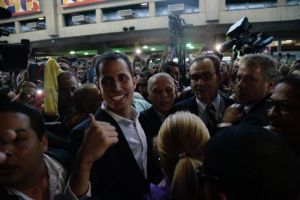 Βενεζουέλα: Επέστρεψε ο Γκουαϊδό και καλεί σε εξέγερση