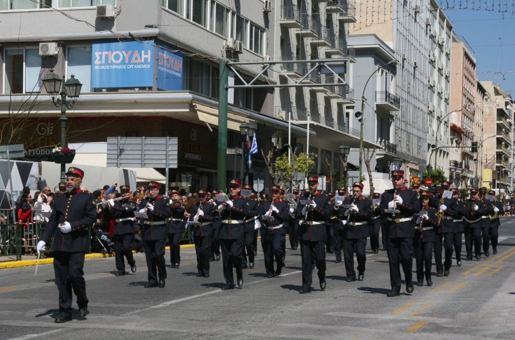 Ανατριχίλα στο άκουσμα του «Μακεδονία Ξακουστή» στην παρέλαση του Πειραιά