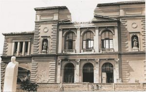 Το Δημοτικό Θέατρο γκρεμίζεται