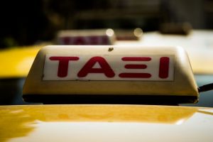 Το κόλπο των ταξιτζίδων: Πώς «πείραζαν» τα ταξίμετρα