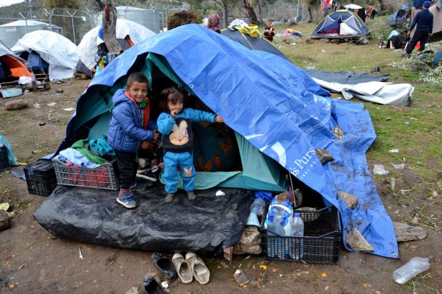 The Times: Χωματερές για πρόσφυγες τα ελληνικά νησιά